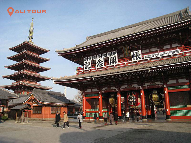 Chùa Sensoji là một ngôi chùa cổ nằm ở Asakusa, Taito, Tokyo, Nhật Bản